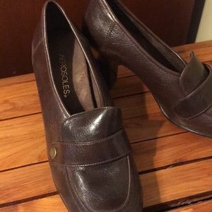 Great classic brown pumps, barely worn